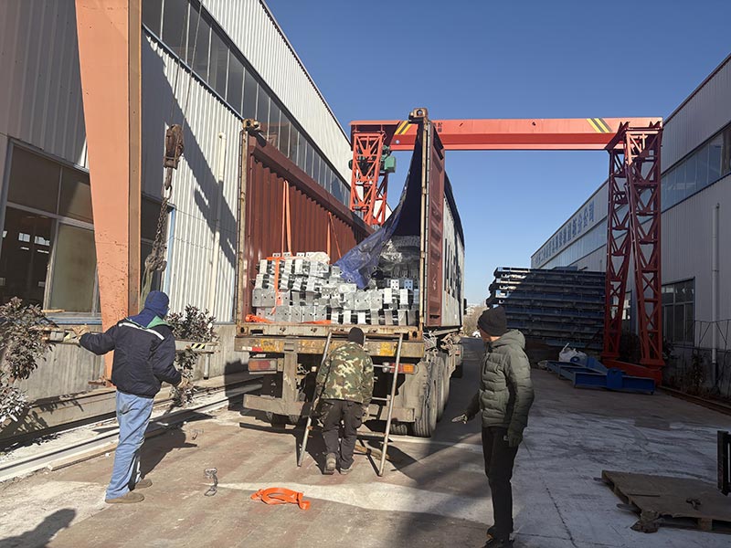 Qingdao Liweiyuan stålkonstruktion skickar specialtillverkade stålkonstruktionsgrisfarmar till Uruguay