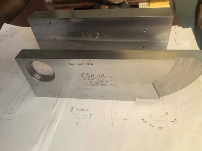 Driftträning för den nyinköpta ultraljudsfeldetektorn vid Qingdao Liweiyuan stålkonstruktion.
